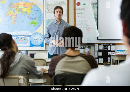 Indirizzamento di insegnante di scuola di alta classe Foto Stock