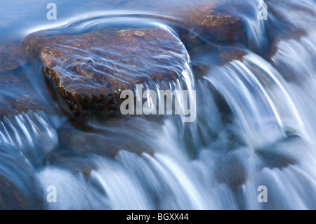 Silky chiara cascate di acqua su roccia-Giant Springs State Park, Montana Foto Stock