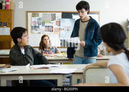 Studente di scuola superiore dando presentazione in classe Foto Stock