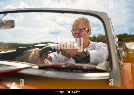 Senior uomo in auto sportiva Foto Stock