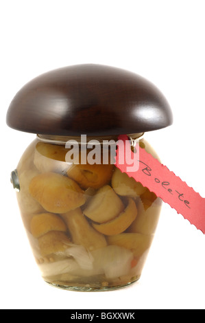 Vaso pieno di decapare bolete Foto Stock