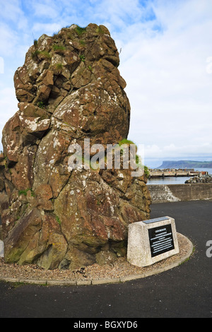 Monumento a Guglielmo Marconi, autoradio Pioneer, che visse a Ballycastle, County Antrim, Irlanda del Nord Foto Stock