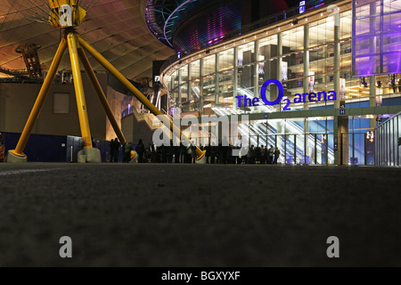 La gente in coda per entrare al centro O2 a Londra Foto Stock
