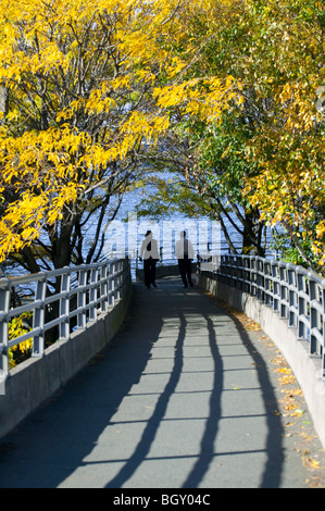 Giovane camminando sul fiume Charles Esplanade, Boston, Massachusetts Foto Stock