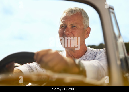 Senior uomo in auto sportiva Foto Stock