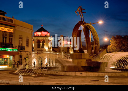 Il Portogallo, Algarve, fontana rotonda nel centro di Loulé di sera Foto Stock