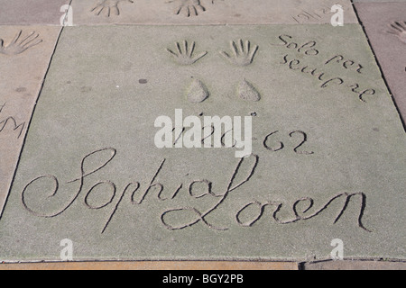 Sophia Loren, mani e piedi stampe, Cinese Mann Movie Theater di Hollywood Boulevard, Hollywood, Los Angeles, California Foto Stock