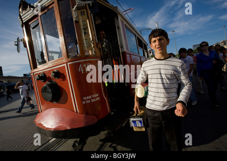 Il servizio di pulizia scarpe boy e tram in Piazza Taksim di Istanbul - Turchia Foto Stock