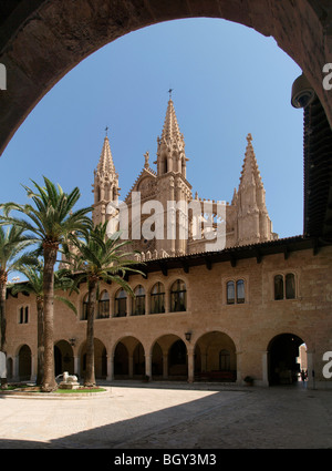 Cattedrale di Palma de Mallorca, vista dall 'Patio de armas' all'Almudaina Royal Palace Foto Stock