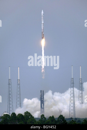 L'Atlas V/Centaur rocket si arrampica e lontano dal complesso di lancio 41 alla Cape Canaveral Air Force Station in Florida. Foto Stock