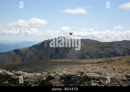 Mount Washington, NH - Ricerca e Salvataggio in elicottero sulle pendici orientali del Monte Washington alla ricerca di un escursionista mancanti. Si trova nelle White Mountains, New Hampshire USA Foto Stock