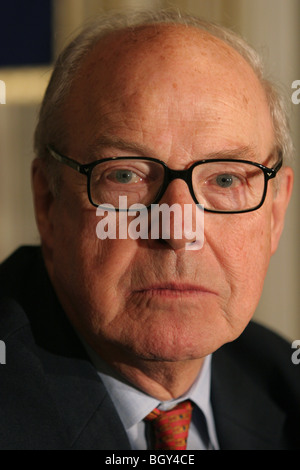 Il dott. Hans Blix, Presidente delle armi di distruzione di massa Commissione Foto Stock