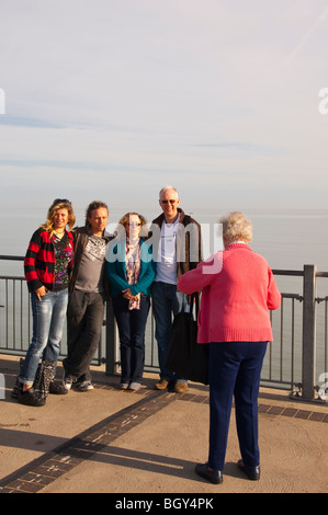 Grannny prende una foto di famiglia sul molo di Southwold , Suffolk , Inghilterra , Inghilterra , Regno Unito Foto Stock