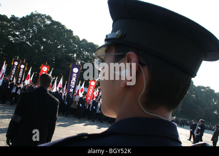 Pubblico, compresa l'ala destra nazionalisti, alla festa di compleanno di giapponese imperatore Akihito, Tokyo, Giappone. Foto Stock