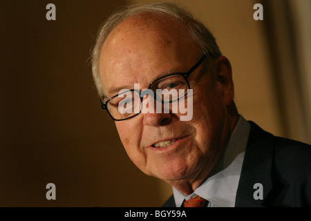 Il dott. Hans Blix, Presidente delle armi di distruzione di massa Commissione Foto Stock