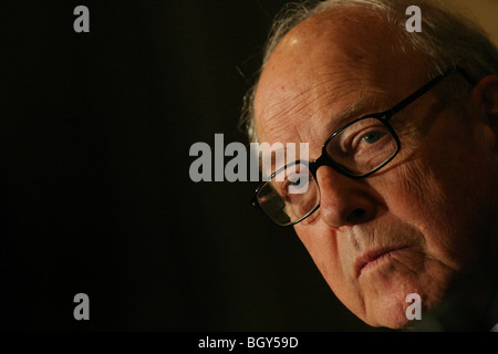 Il dott. Hans Blix, Presidente delle armi di distruzione di massa Commissione Foto Stock