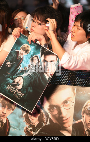 I fan giapponesi presso il red carpet premiere del quinto film di Harry Potter, "Harry Potter e l'Ordine della Fenice". Foto Stock