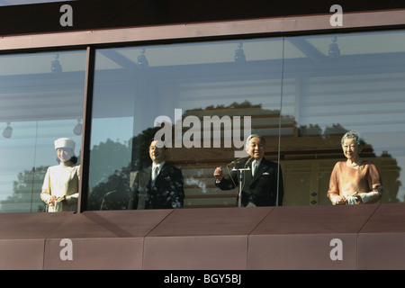 L'imperatore Akihito del Giappone e la sua famiglia ricevono i saluti del pubblico per l'imperatore del 73rd compleanno, Tokyo Giappone Foto Stock