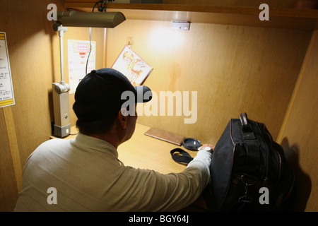 Persone senza dimora pagare 980 JPN Yen per utilizzare uno stand in MangaPlaza internet cafe, dove poi trascorrere la notte a Tokyo, Giappone Foto Stock