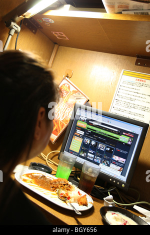 Persone senza dimora pagare 980 JPN Yen per utilizzare uno stand in MangaPlaza internet cafe, dove poi trascorrere la notte a Tokyo, Giappone Foto Stock