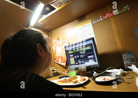 Persone senza dimora pagare 980 JPN Yen per utilizzare uno stand in MangaPlaza internet cafe, dove poi trascorrere la notte a Tokyo, Giappone Foto Stock