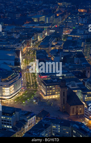 Katharinenkirche (Saint Katherine's Chiesa), Hauptwache Plaza e la Zeil (solo pedonale shopping street) al tramonto nella Cit Foto Stock