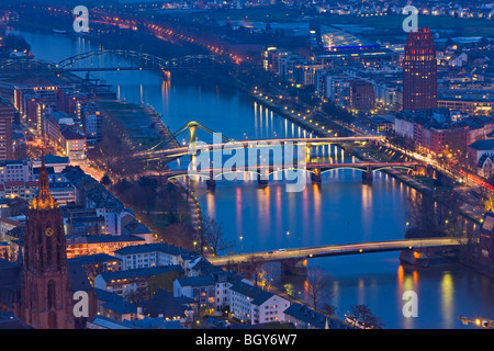 Ponti attraverso il fiume principale (da sinistra a destra): Deutschherrnbruecke, Floesserbruecke, Ignatz-Bubis-Bruecke e Alte Bruecke Foto Stock