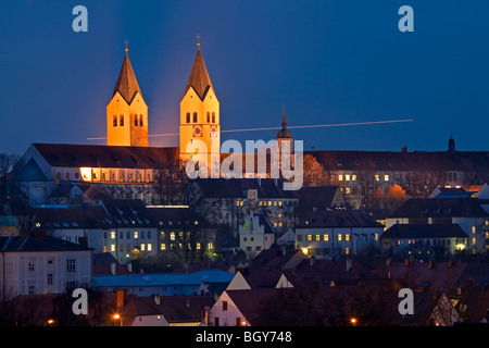 I campanili della Freisinger Dom, aka Mariendom (Cattedrale di Freising), lighttrail di un aeromobile in arrivo, illuminato con lig Foto Stock