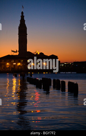 Il Ferry Building Marketplace al tramonto lungo l'EMBARCADERO - SAN FRANCISCO, CALIFORNIA Foto Stock