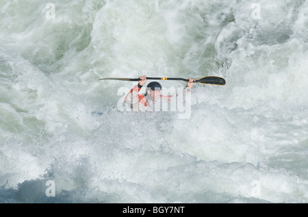 Un kayaker scende giù Dillon cade sul fiume Deschutes. Foto Stock