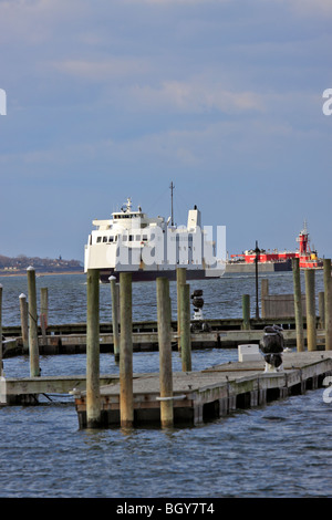 Traghetto per trasporto auto e passeggeri si avvicina a Port Jefferson porto dopo attraversamento di Long Island Sound da Bridgeport, CT Foto Stock