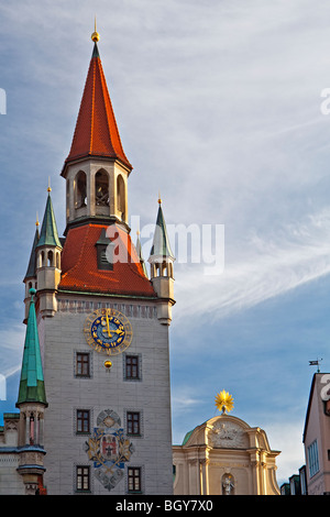 Torre campanaria della Altes Rathaus (antico municipio) nella Marienplatz nella città di München (Monaco di Baviera), in Baviera, Germania, Europa. Foto Stock