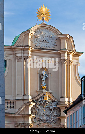 La facciata della Heilig-Geist-Kirche (chiesa del Santo Spirito) nella città di München (Monaco di Baviera), in Baviera, Germania, Europa. Foto Stock