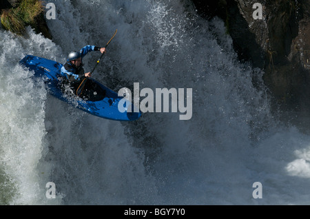 Un kayaker scende una cascata sul fiume Deschutes. Foto Stock