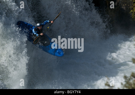 Un kayaker scende una cascata sul fiume Deschutes. Foto Stock