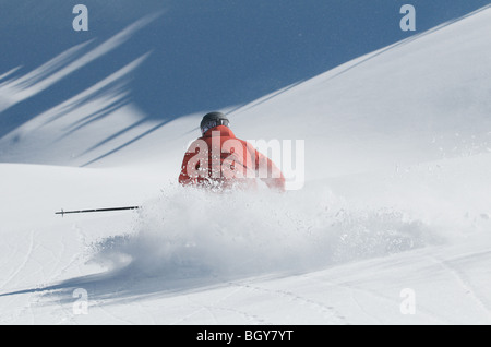 Uno sciatore trova alcuni di polvere fresca su Mt Bachelor, Oregon. Foto Stock