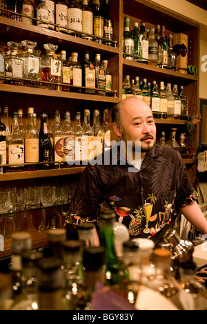 Bar 'Zoetrope' nel quartiere di Shinjuku di Tokyo, Giappone, venerdì 30 gennaio 2009. Un bar specializzato in whisky giapponese Foto Stock