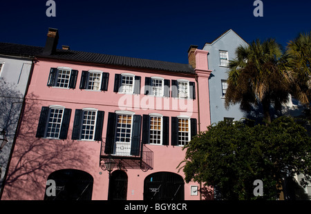 Casa Rosa su Rainbow Row, East Bay Street, Charleston, Carolina del Sud, Stati Uniti d'America. Foto Stock