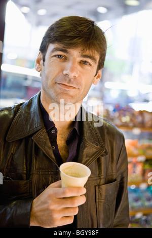 Uomo di bere il caffè in negozio Foto Stock