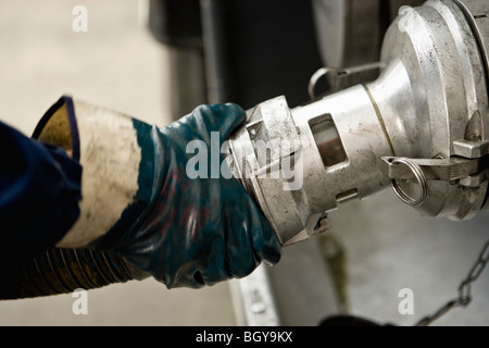 Tubo flessibile di collegamento al carburante di uscita di navi cisterna Foto Stock