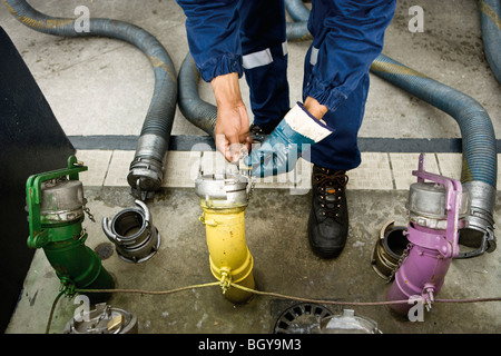 Preparazione per riempire la stazione di gas di serbatoi di accumulo di carburante Foto Stock