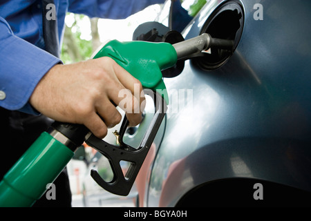 Il rifornimento di carburante il veicolo a gas station Foto Stock
