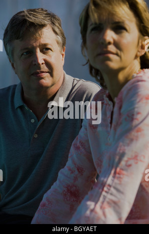 Coppia matura, uomo sguardo sulla donna, la donna che guarda lontano Foto Stock