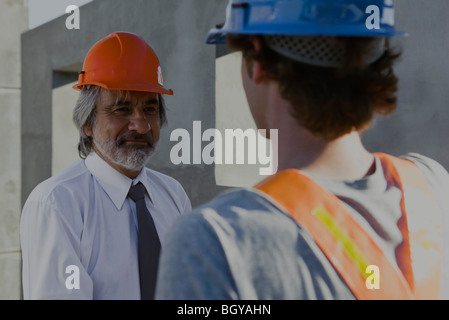 Supervisore di costruzione a parlare con il lavoratore edile Foto Stock