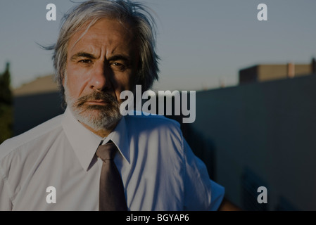 Uomo in camicia e cravatta con capelli spazzate dal vento Foto Stock