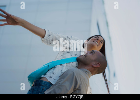 Coppia insieme, uomo donna di sollevamento in aria Foto Stock