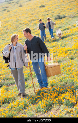 Famiglia escursioni nel campo di fiori selvatici Foto Stock