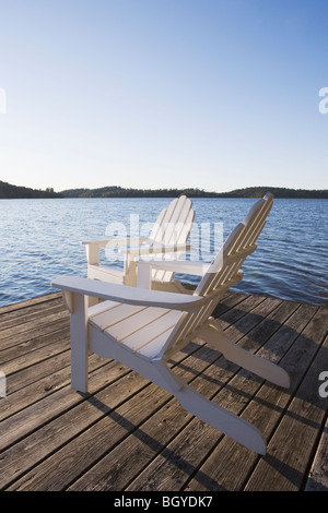 Poltrone Adirondack sul dock Foto Stock