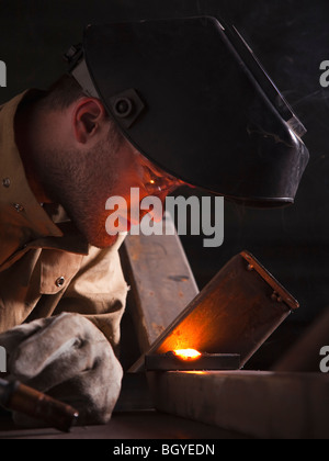 Lavoratore di acciaio facendo del controllo di qualità Foto Stock