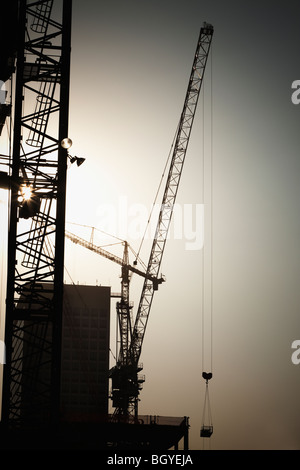 Gru e alto edificio in costruzione Foto Stock